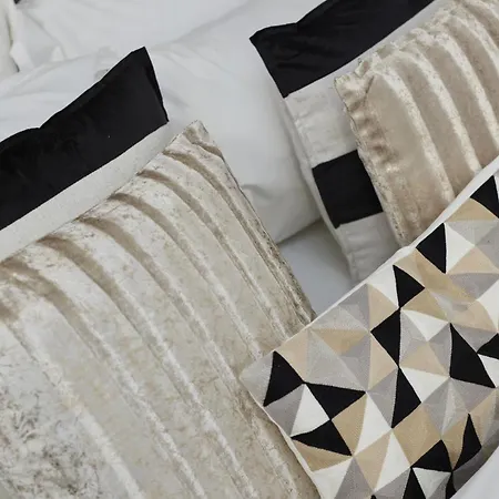 Hayy Luxury Homes Near Centre Μπράντφορντ